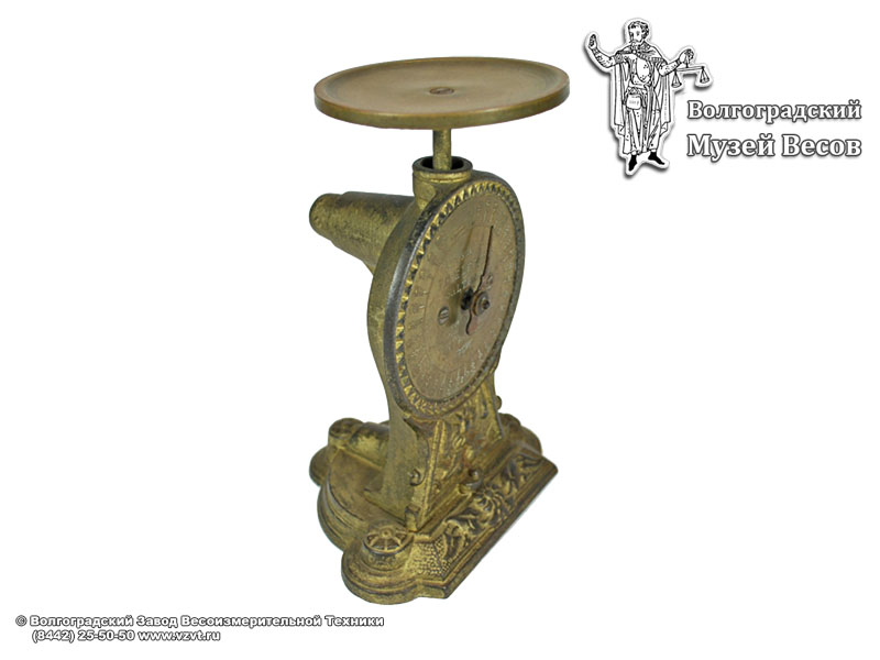 Letter scales of the company Salter, in a cast iron casing. England, the 1890s.