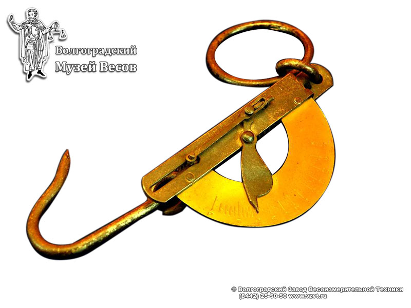 Spring balance with a crescent-shape copper scale. Date and place of manufacture are unknown.