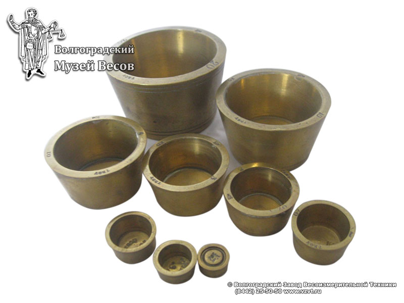 A set of copper weights cup shape of 20 ounces to 4 drams value with verification marking. England, 1823
