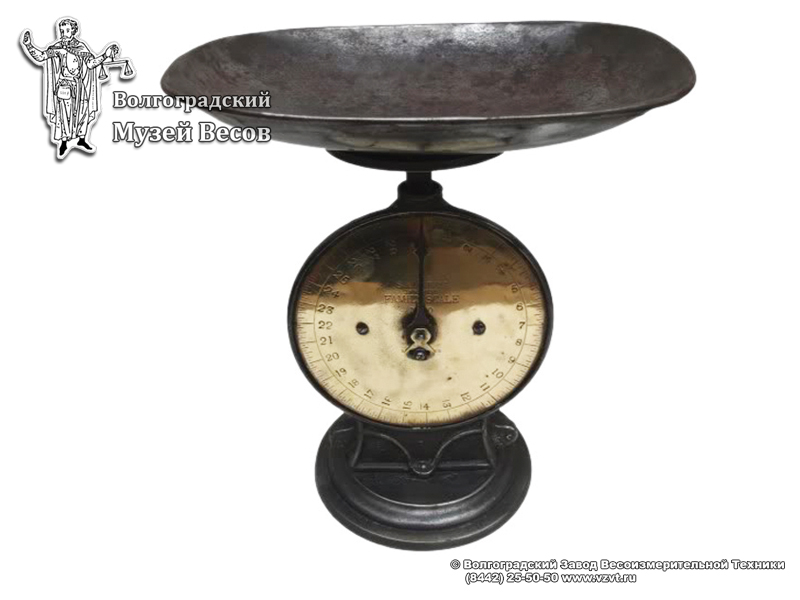 Spring scales with a brass dial and a round pan. England, the early XX century.