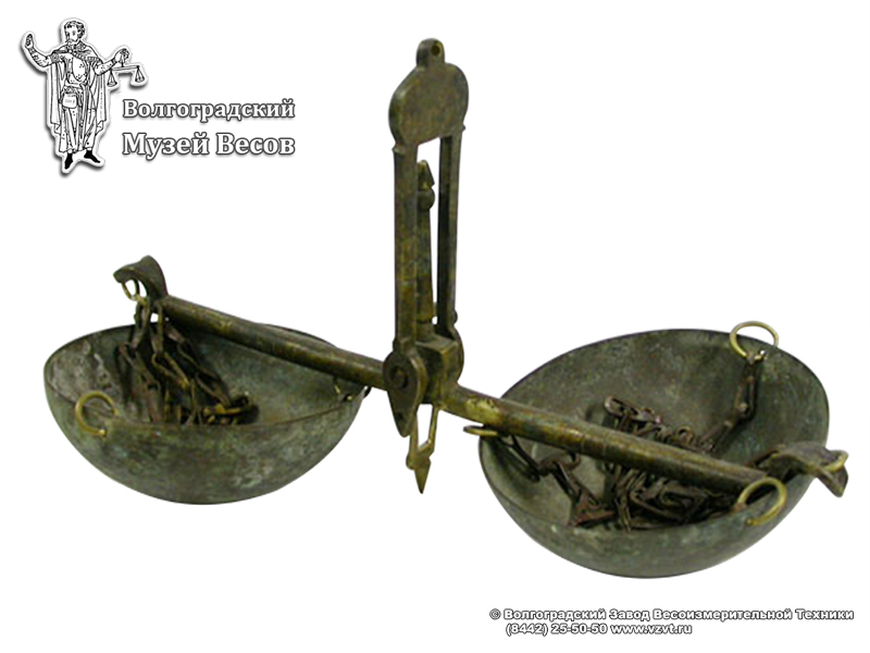 Equl-arm bronze balance with pans on chains. Presumably England, the XVIII-XIX century.