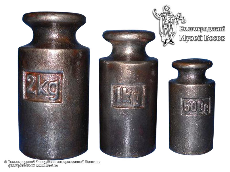A set of metric trade weights of cylindrical shape of 2 kg, 1 kg and 500 g value. Europe, 20th century.