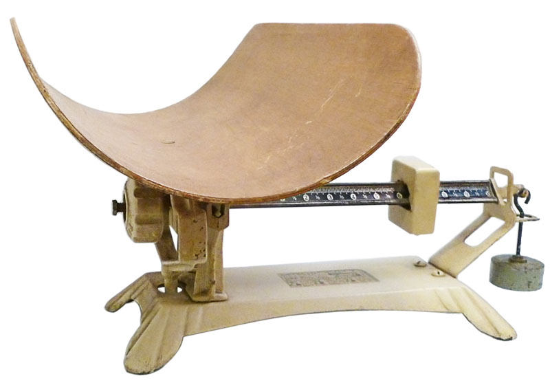 Scales for babies, in a cast-iron casing with a movable weight of the company Deteco. USA, the first half of the XX century.