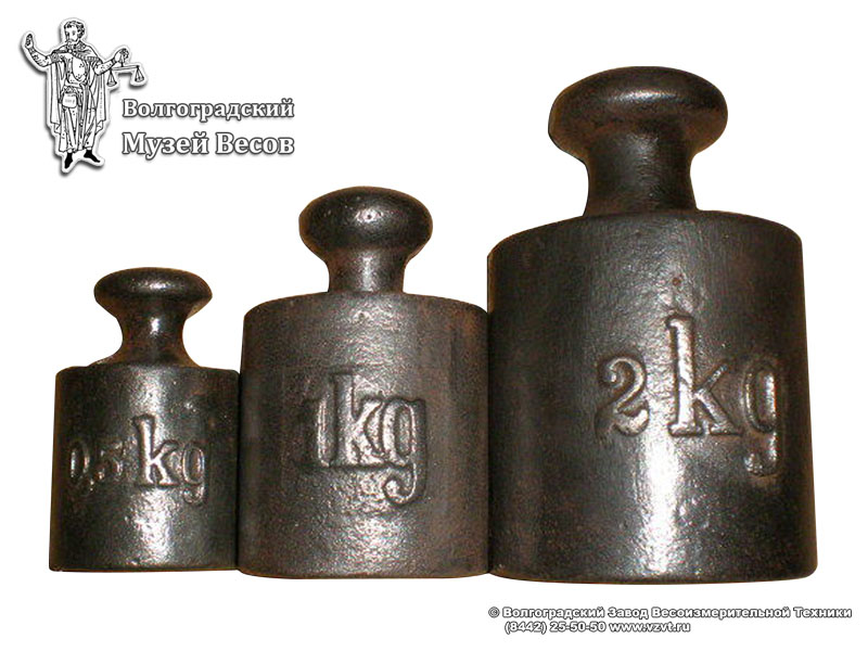 A set of metric trade weights of cylindrical shape of 2 kg, 1 kg and 0.5 kg value. Europe, 20th century