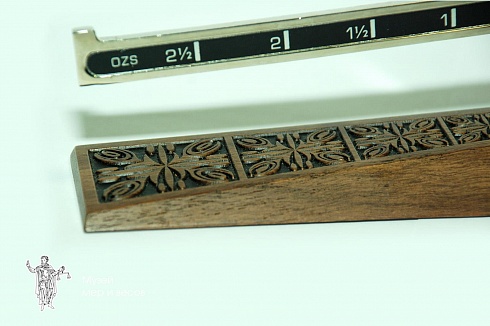 Letter scales with a movable weight